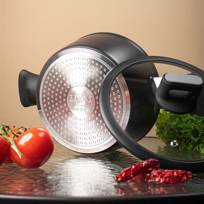 Кастрюля черная со съемными ручками и крышкой ТМ "ЦУМ" 2.4 л 